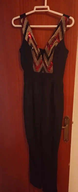 Mono negro con detalles dorados y rojos