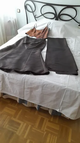 Conjunto top y falda marrón y dorado