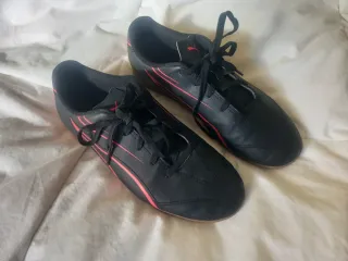 Zapatillas de fútbol sala Puma negras y rosa