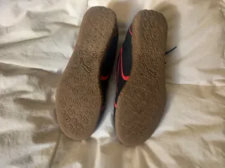 Zapatillas de fútbol sala Puma negras y rosa