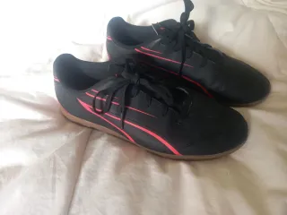 Zapatillas de fútbol sala Puma negras y rosa