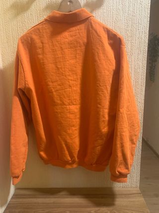 Sudadera naranja cuello polo