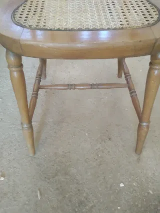 Silla antigua de mimbre