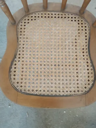 Silla antigua de mimbre