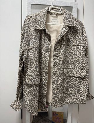 Chaqueta Stradivarius Leopardo