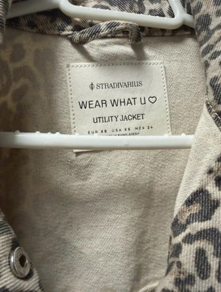 Chaqueta Stradivarius Leopardo