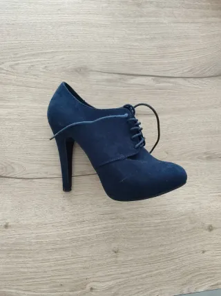 Botines azules con cordones
