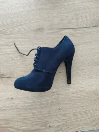 Botines azules con cordones