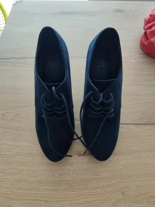 Botines azules con cordones