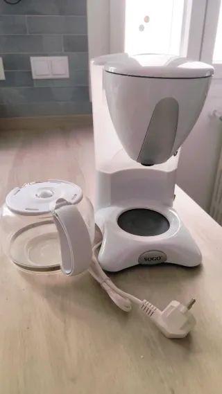 Cafetera blanca Sogo SS-880CM 1,25L