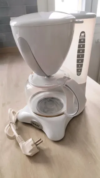 Cafetera blanca Sogo SS-880CM 1,25L