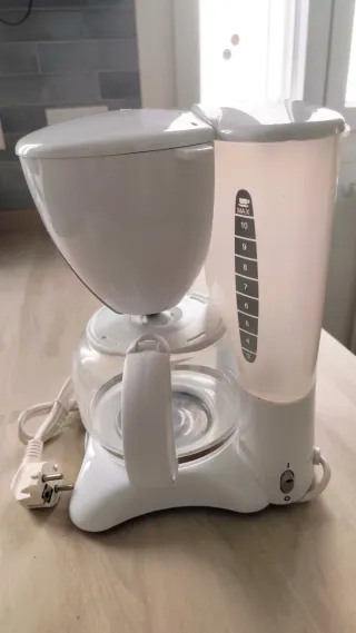 Cafetera blanca Sogo SS-880CM 1,25L