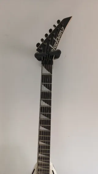 Guitarra Jackson King V JS32 Blanca con Funda