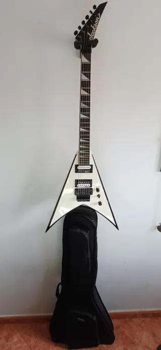 Guitarra Jackson King V JS32 Blanca con Funda