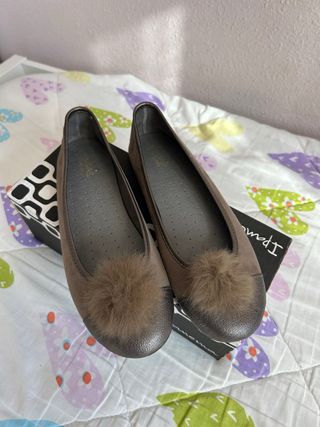 Manoletinas cuero con pompón marrón/plata