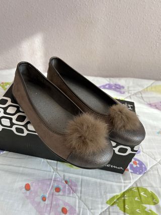 Manoletinas cuero con pompón marrón/plata