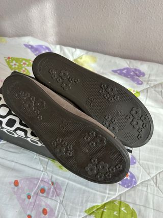 Manoletinas cuero con pompón marrón/plata