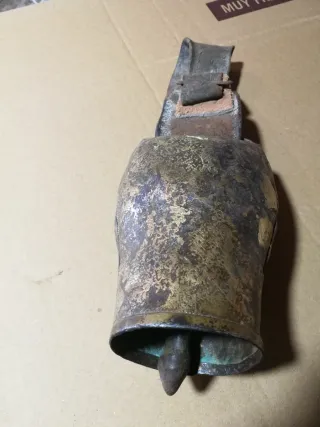 Cencerro antiguo de metal