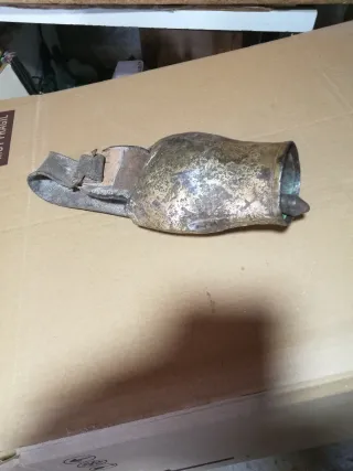 Cencerro antiguo de metal