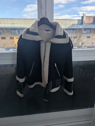 Abrigo negro con borrego beige