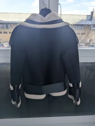 Abrigo negro con borrego beige