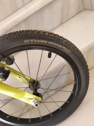 Bicicleta infantil Btwin negra y amarilla