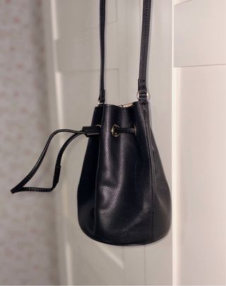Bolso H&M negro tipo saco