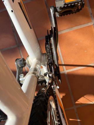 Bicicleta de montaña blanca