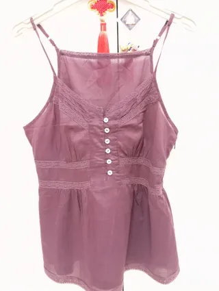 Blusa color ciruela con botones