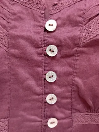 Blusa color ciruela con botones