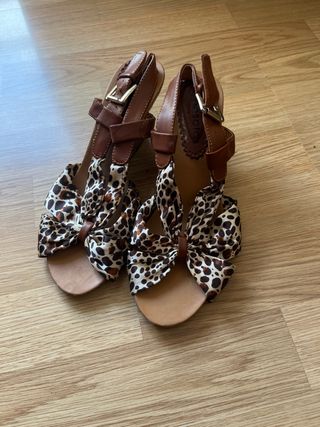 Sandalias Pasotas Marrones y Multicolor