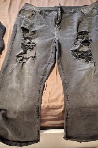 Pantalón vaquero negro desgarrado