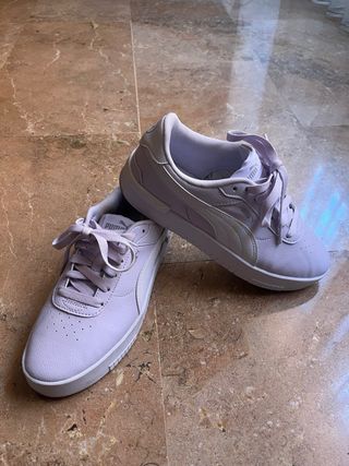 Zapatillas Puma de piel moradas y blancas