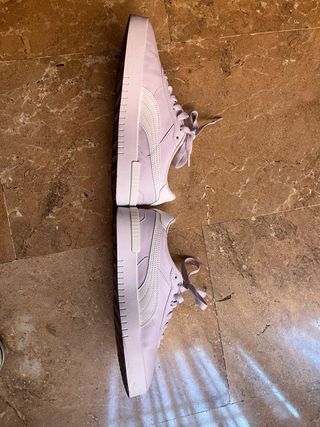 Zapatillas Puma de piel moradas y blancas