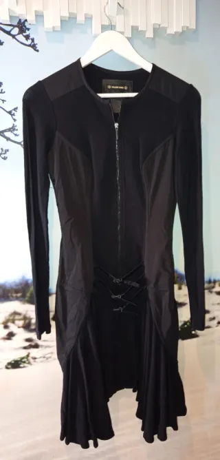 Original vestido negro con cremallera y detalles