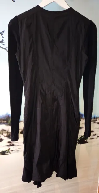 Original vestido negro con cremallera y detalles