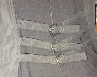 Original vestido negro con cremallera y detalles