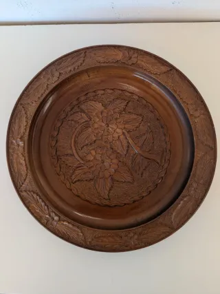 Piatto decorativo in legno intagliato