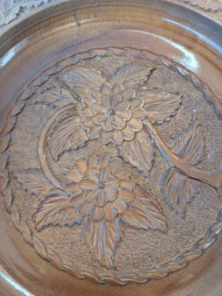 Piatto decorativo in legno intagliato