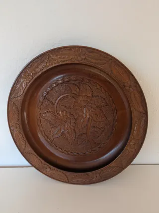 Piatto decorativo in legno intagliato