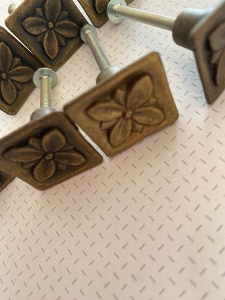 8 Tiradores Cuadrados Flor Dorados