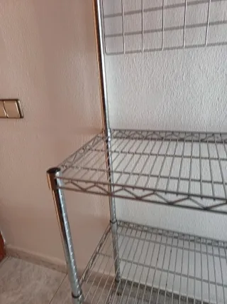 Estantería metálica plateada