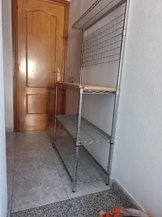 Estantería metálica plateada