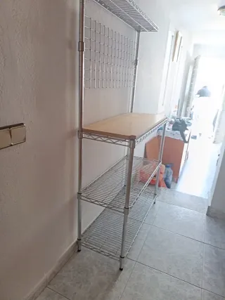 Estantería metálica plateada