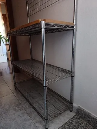 Estantería metálica plateada