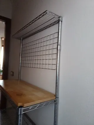 Estantería metálica plateada