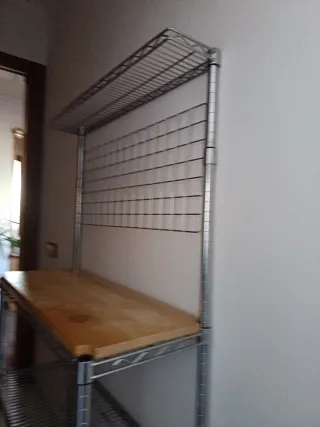 Estantería metálica plateada