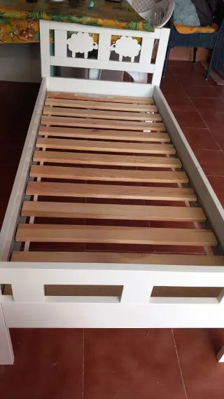 Cama infantil blanca con dibujos