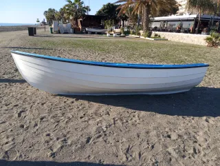 Barco de recreo blanco