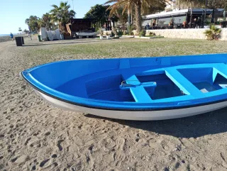 Barco de recreo blanco